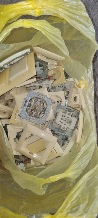 Розетки, выключатели б/у керамические.