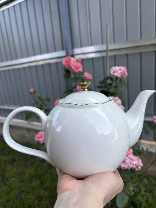 Ceainic alb din ceramică, stare ca nou