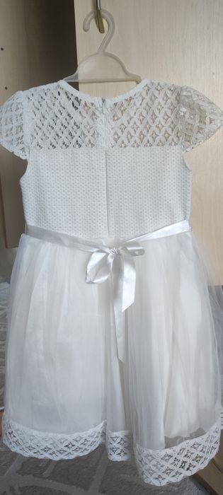 Платье белое нарядное на девочку