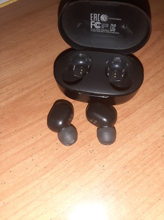 Casti in stare impecabila bluetoth se aud bine rau