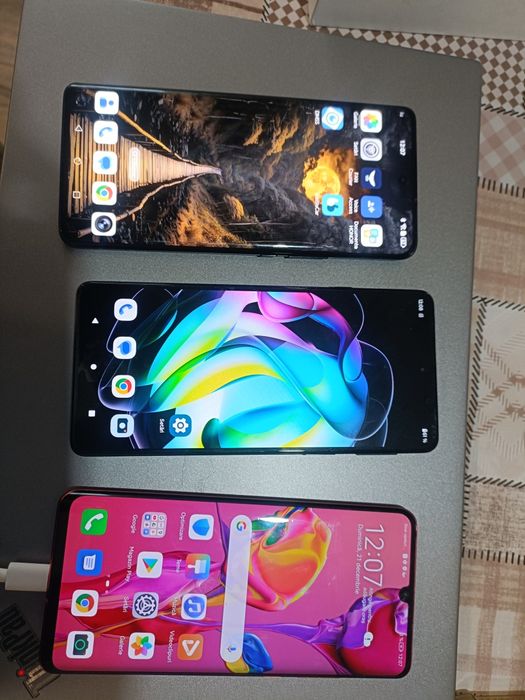 Vând telefoanele din poze