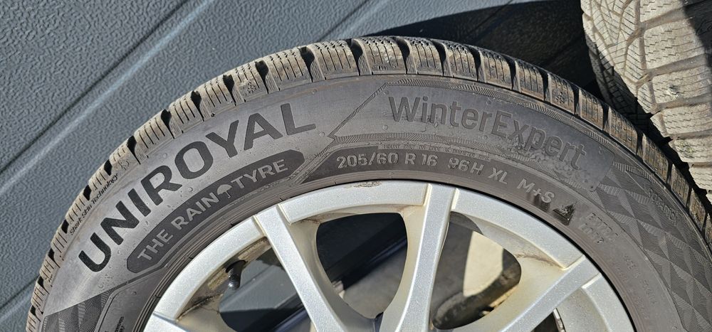 Jante Roti iarna BMW F30 F31 E90 E91 205 60 R16 Uniroyal NOI