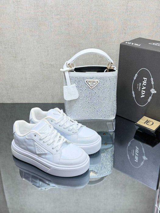 Adidași și geanta la set