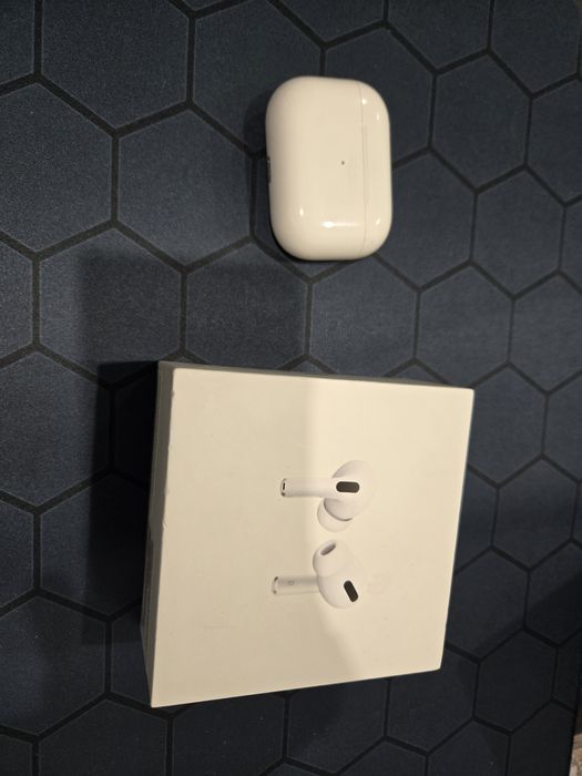 Продам наушники Airpods pro