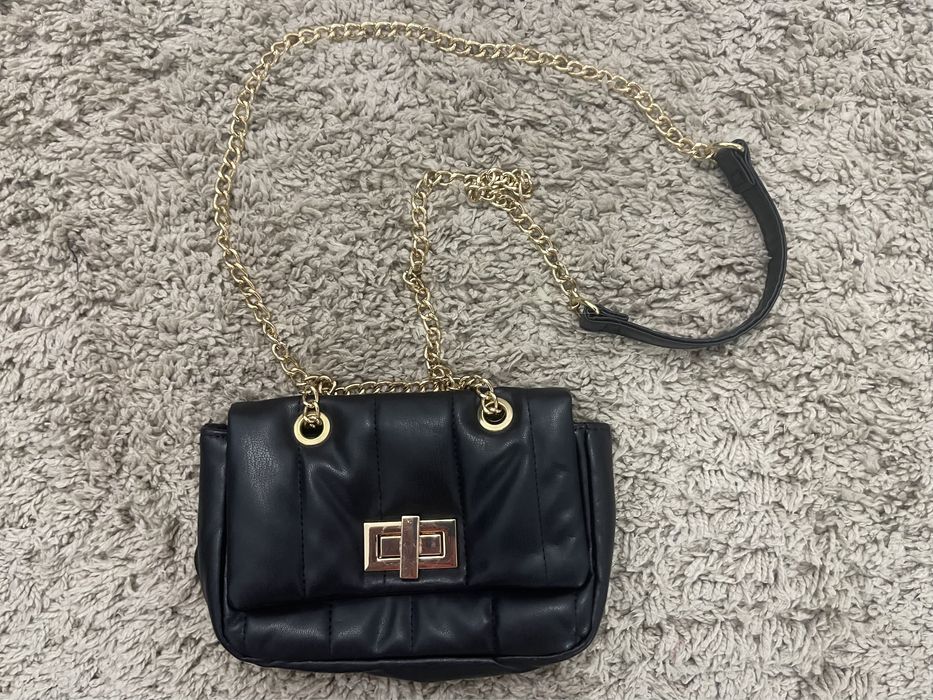 Geanta neagra cu lant auriu. Marca Cropp