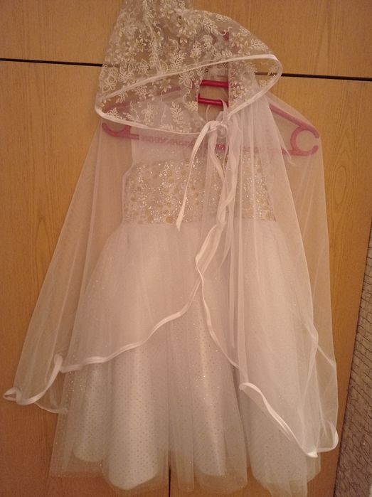 Продам  нарядные платья