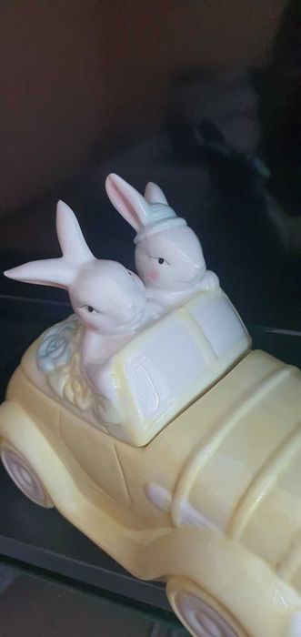 Порцеланова кутия със зайчета