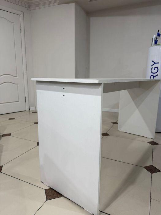 Белые столы, парты