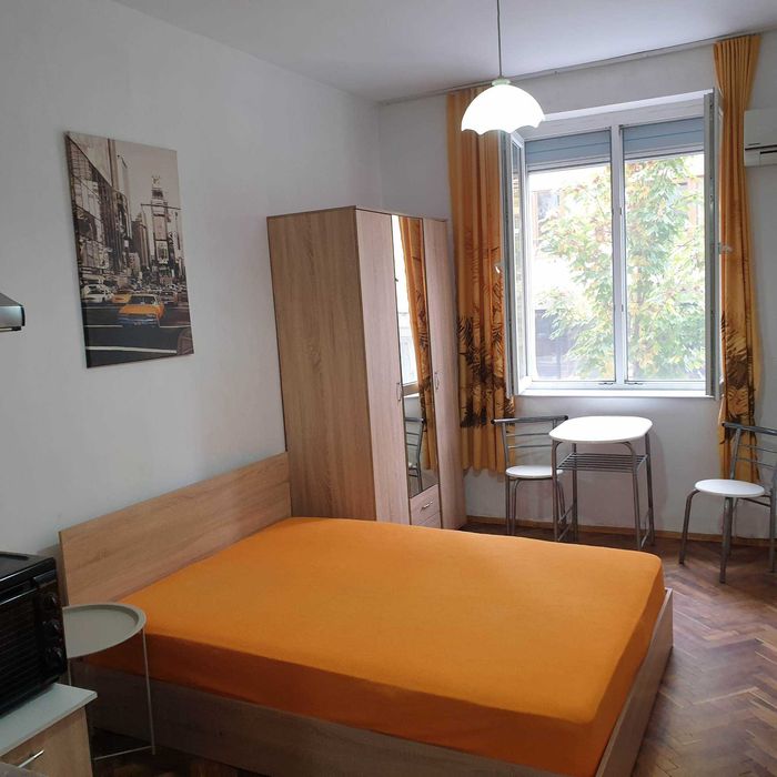 Дава се под наем Едностаен апартамент в Бургас, Център - 26 кв.м за 200 € - Снимка #2