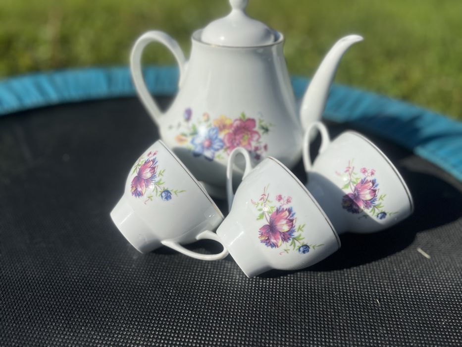 Порцеланов чайник с три чаши