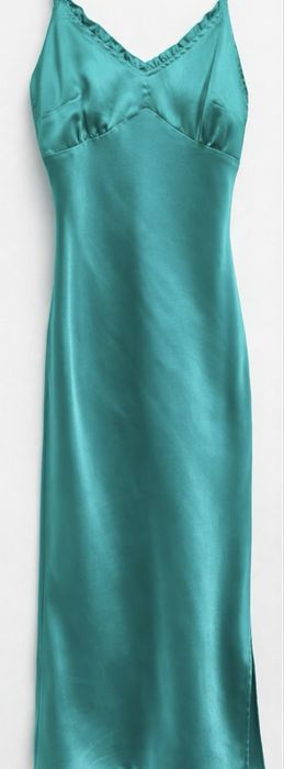 рокля в наситен тюркоазен цвят.