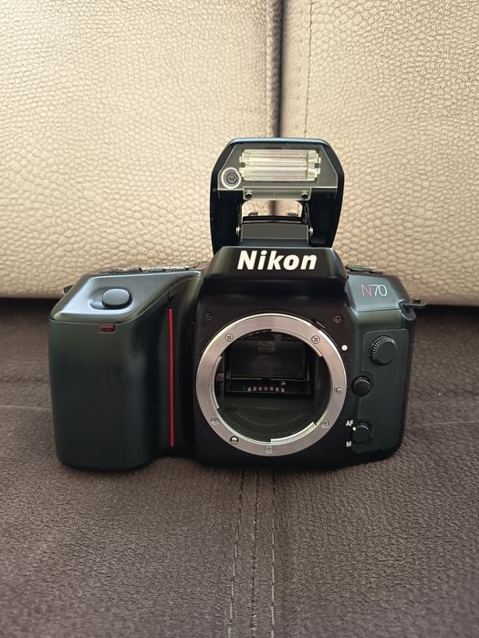 Комплект филмов фотоапарат Nikon N70 + 2 обектива (Sigma 28-80mm & Quantaray 70-210mm)