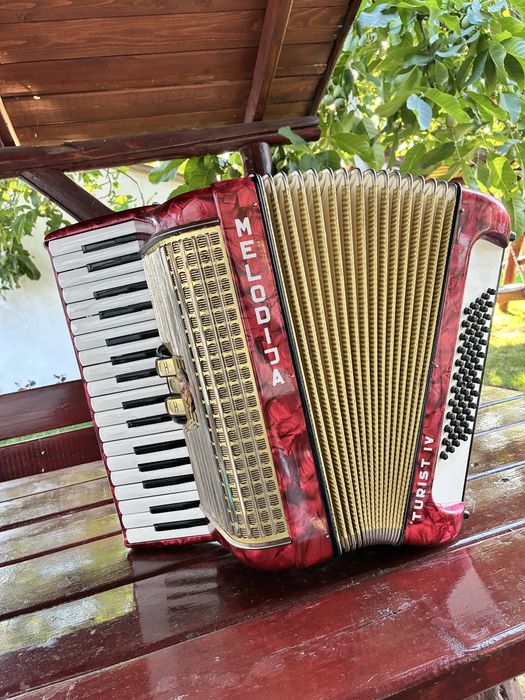 Acordeon Melojdia/Hohner cu 60 de basi