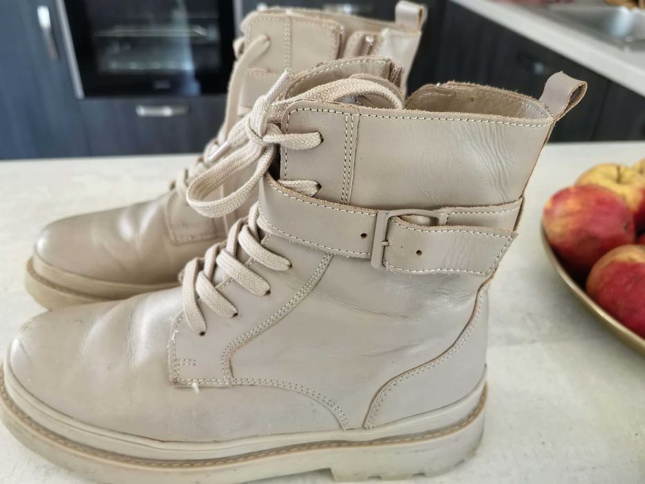 Ботуши топли с мека вълна от вътре и с леки забележки