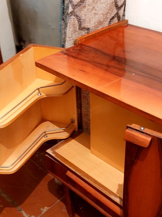 Шикарный, лакированный, в хорошем состоянии шкаф-подставка