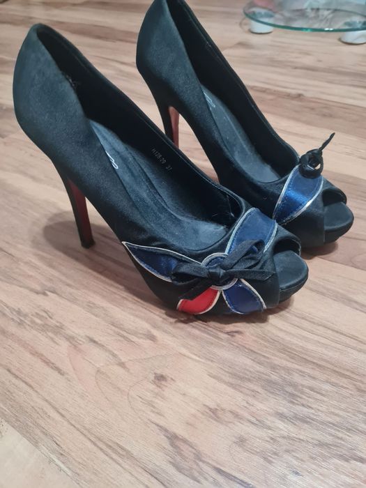 Високи дамски обувки