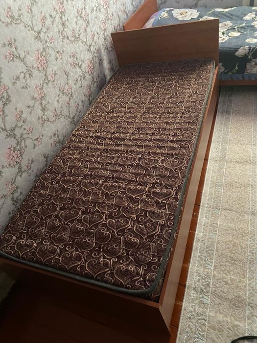 кровать с матрасом