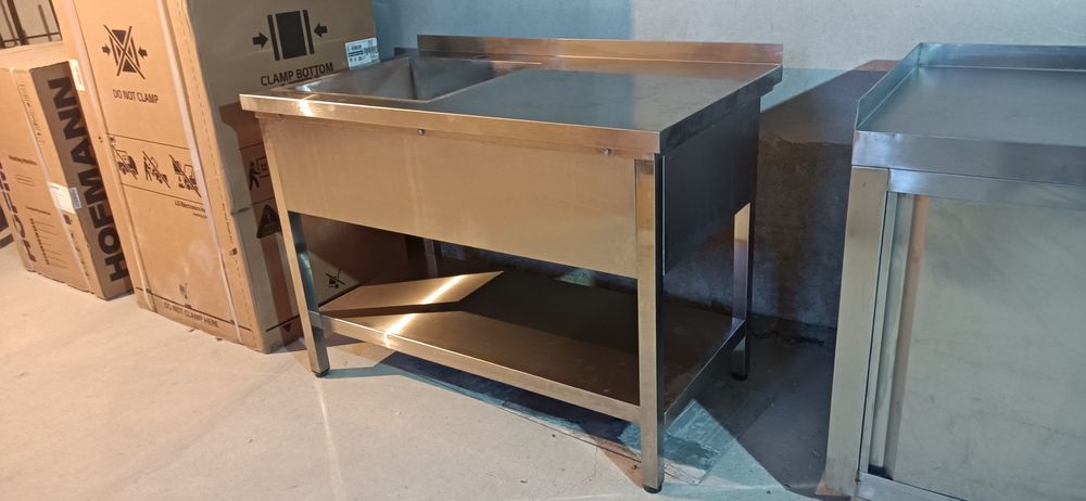 Мойка для кухни сделано из нержавеющей стали