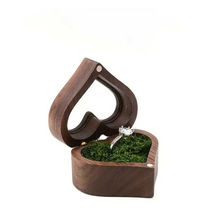 Булчинска кутия за халки пръстени дървена с мъх и акрилен капак сватба