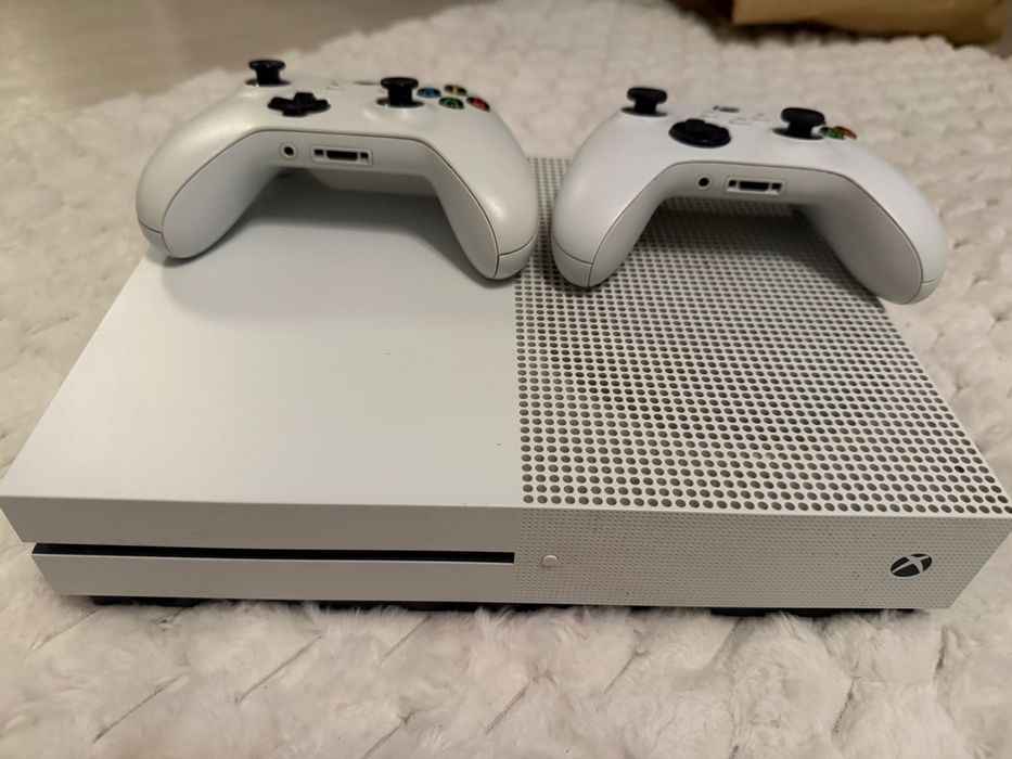 Vând X Box One S 1TB+19 jocuri