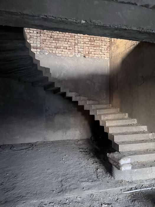 Uy sotiladi sirdaryo mirzabod 2014yil namunaviy uylar oxirida 2etaj