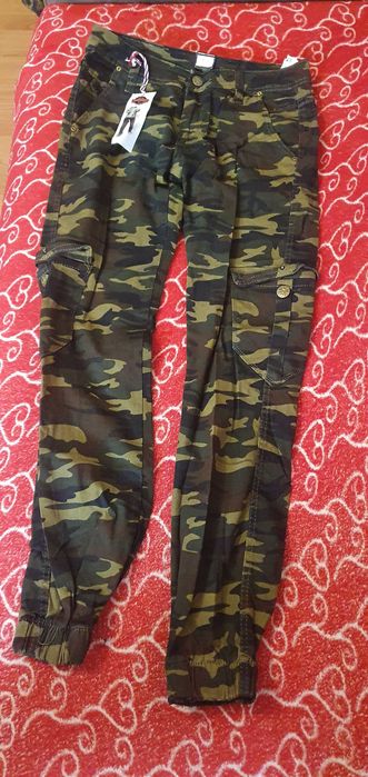 Vând tricou mărime M și pantaloni mărime L (hainele sunt noi)