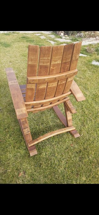Дървен люлеещ се стол.
