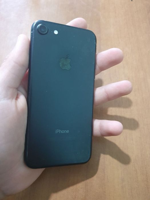 Iphone 7  32Gb SROCHNA!