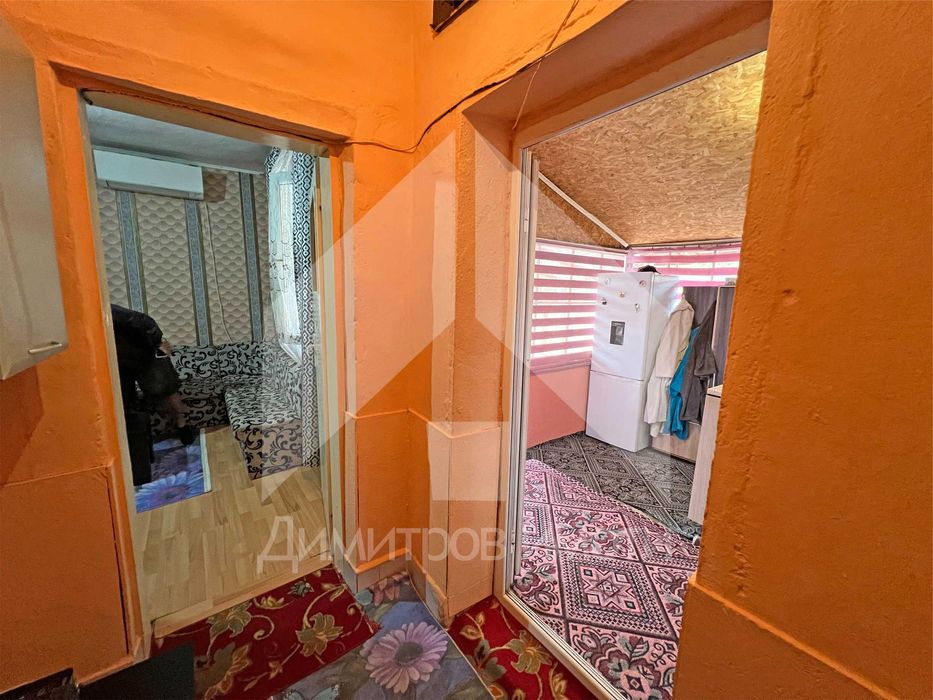 Продава самостоятелна, еднофамилна къща гр. Нови пазар - кв. Нииж.