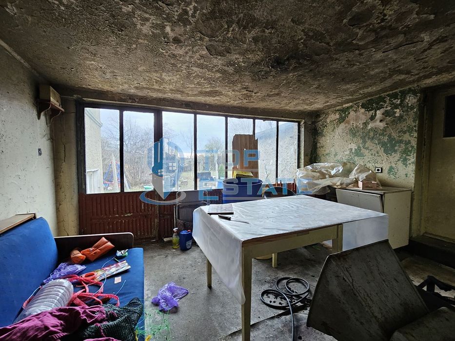 Двуетажна тухлена къща с два гаража и двор в гр. Полски Тръмбеш