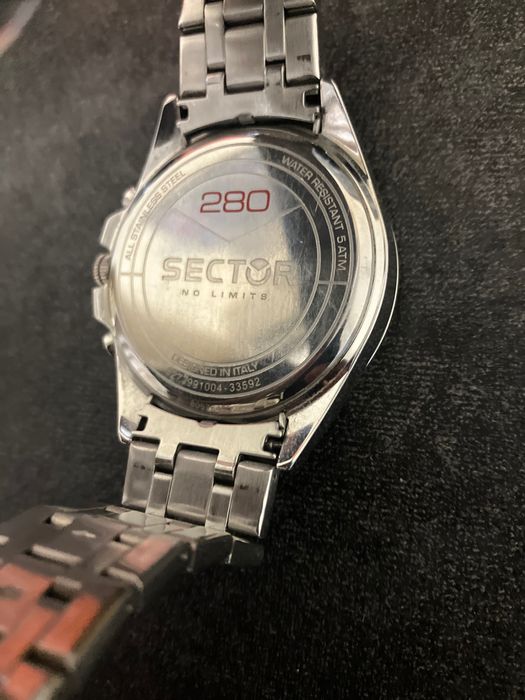 Продавам часовник SECTOR CHRONOGRAPH 280 бара закупен е от Португалия