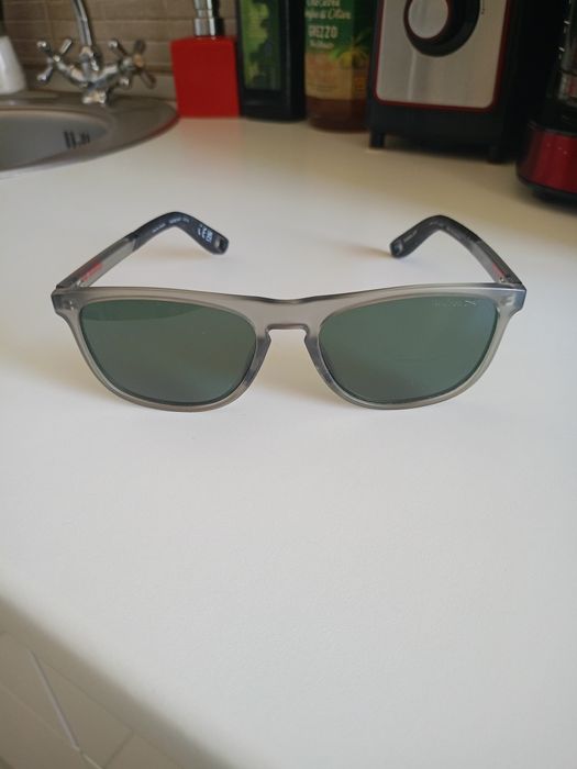 Vând ochelari de soare, produs de calitate superioara.