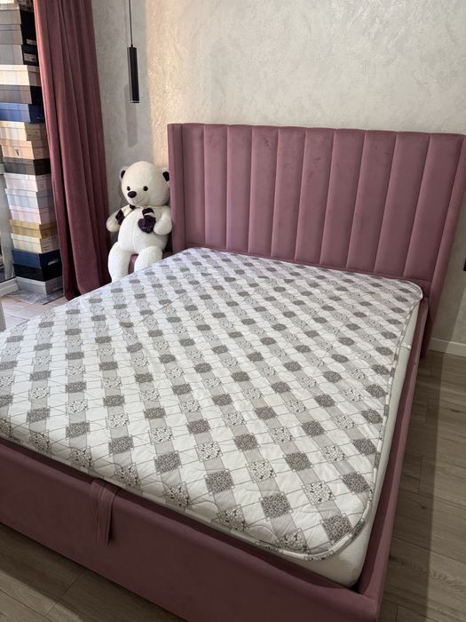 Продаю кровать 160*200 с матрасом
