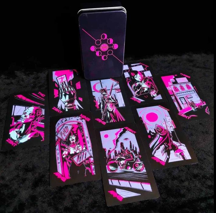 Карты МАК Таро Неоновой луны (Neon Moon Tarot) в жестяном боксе.
