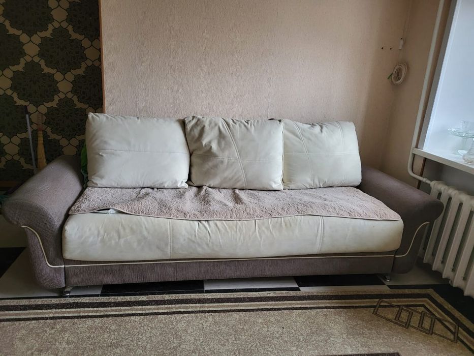 Диван  в нормальном, раскладывается состоянии