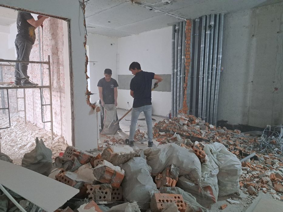 Демонтажные услуги подготавливаем к ремонту Копаем подвал.