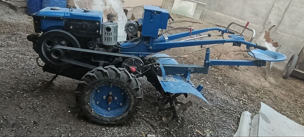 продаёт дизельный мощный мотоблок