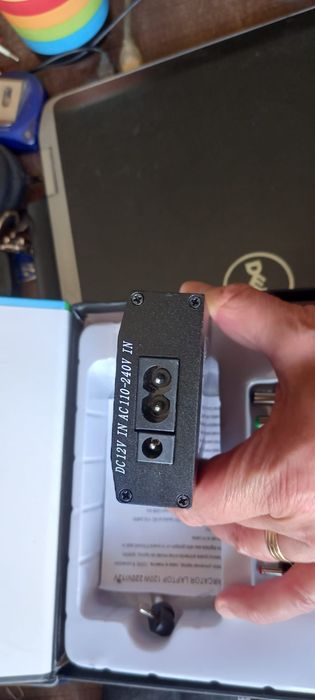 Încărcător universal laptop. Priza 220v sau priza auto.  Diverse  ieșiri.  Out 12 sau 24 v. Nou.