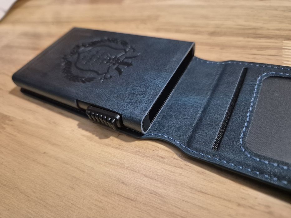 Portofel slim suport carduri, ejectare mecanica