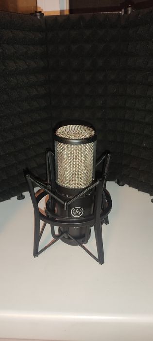 Продается микрофон AKG P220