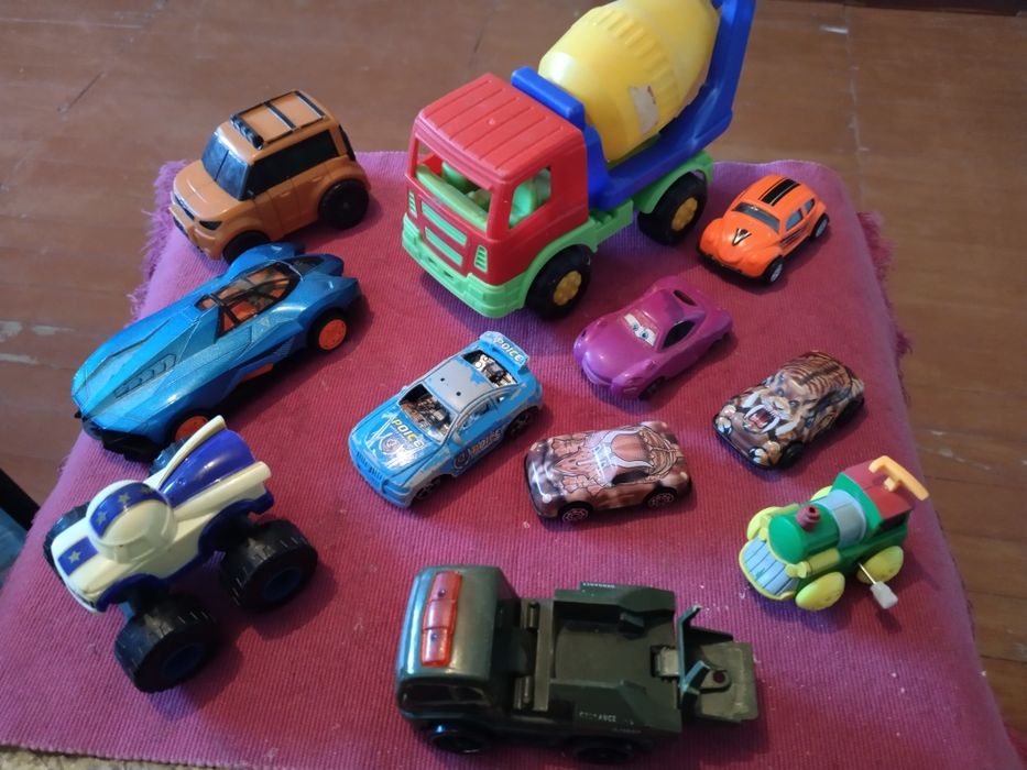 Пластмассовые детские машинки