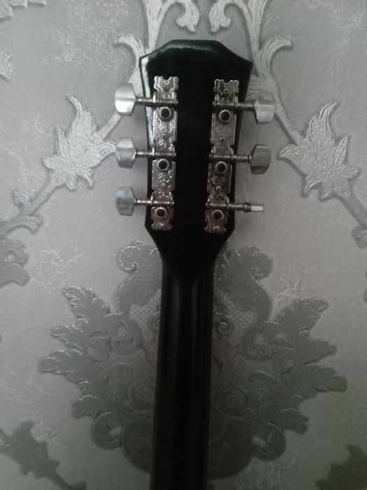 Gitara sotiladi aybi yuq narxini kelishamiz