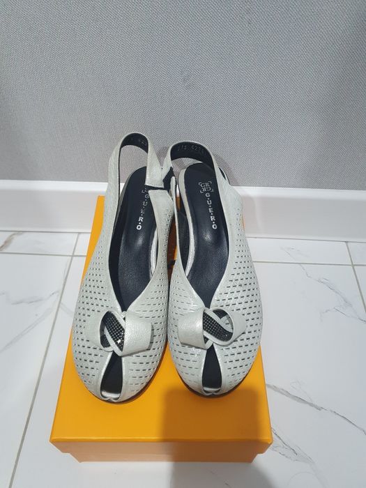 Босоножки кожанные