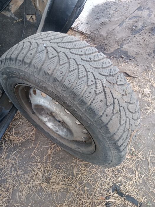 Продам шины с дисками на Ниссан примера п10 стояло