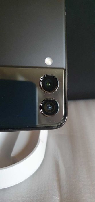 Продавам Z Flip3  128GB 8GB RAM