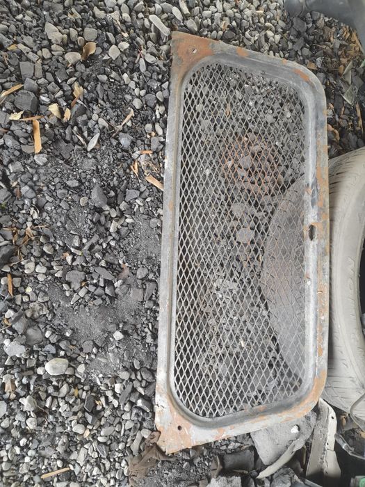 Продам на УАЗ решётка и стекло