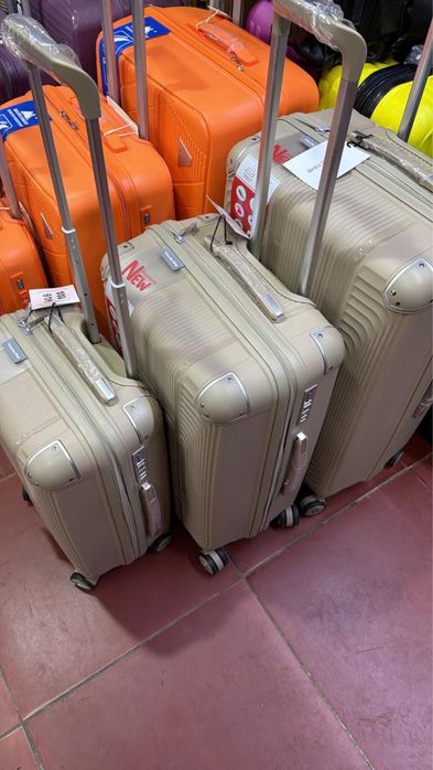 Чемоданы чисто из алюминий ,полипропилена