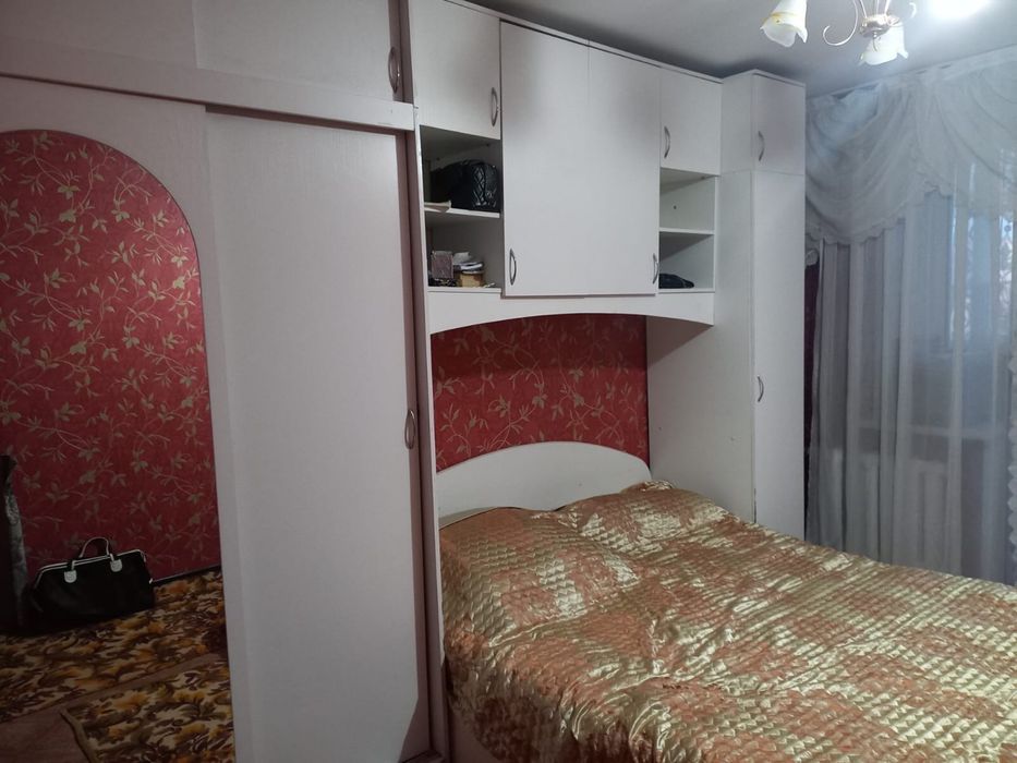 Кровать и шкаф-арка с зеркалом