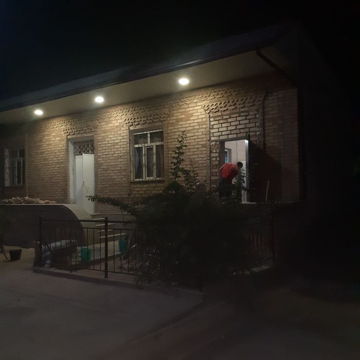 Kvartira sifat pishgan g'ishtli sokol podvali bilan kotej Uy 1 xona so