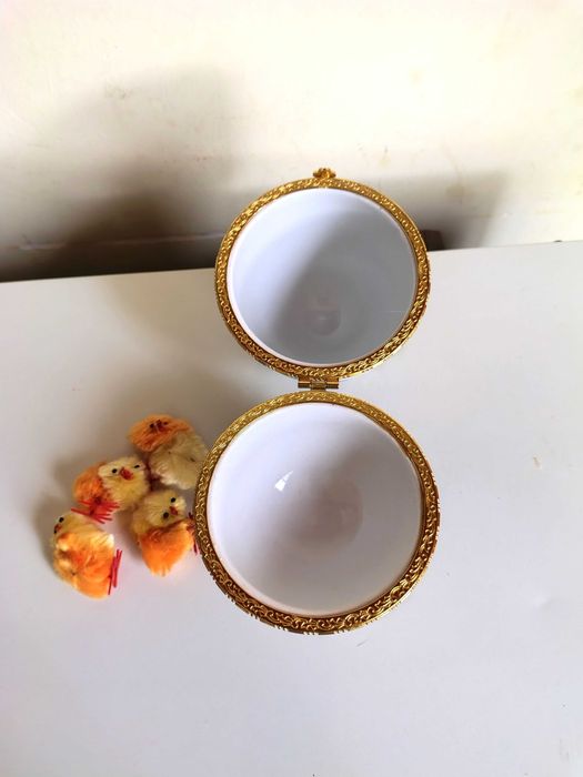 Красиво Порцеланово Яйце-Кутия за Бижута-Лимож